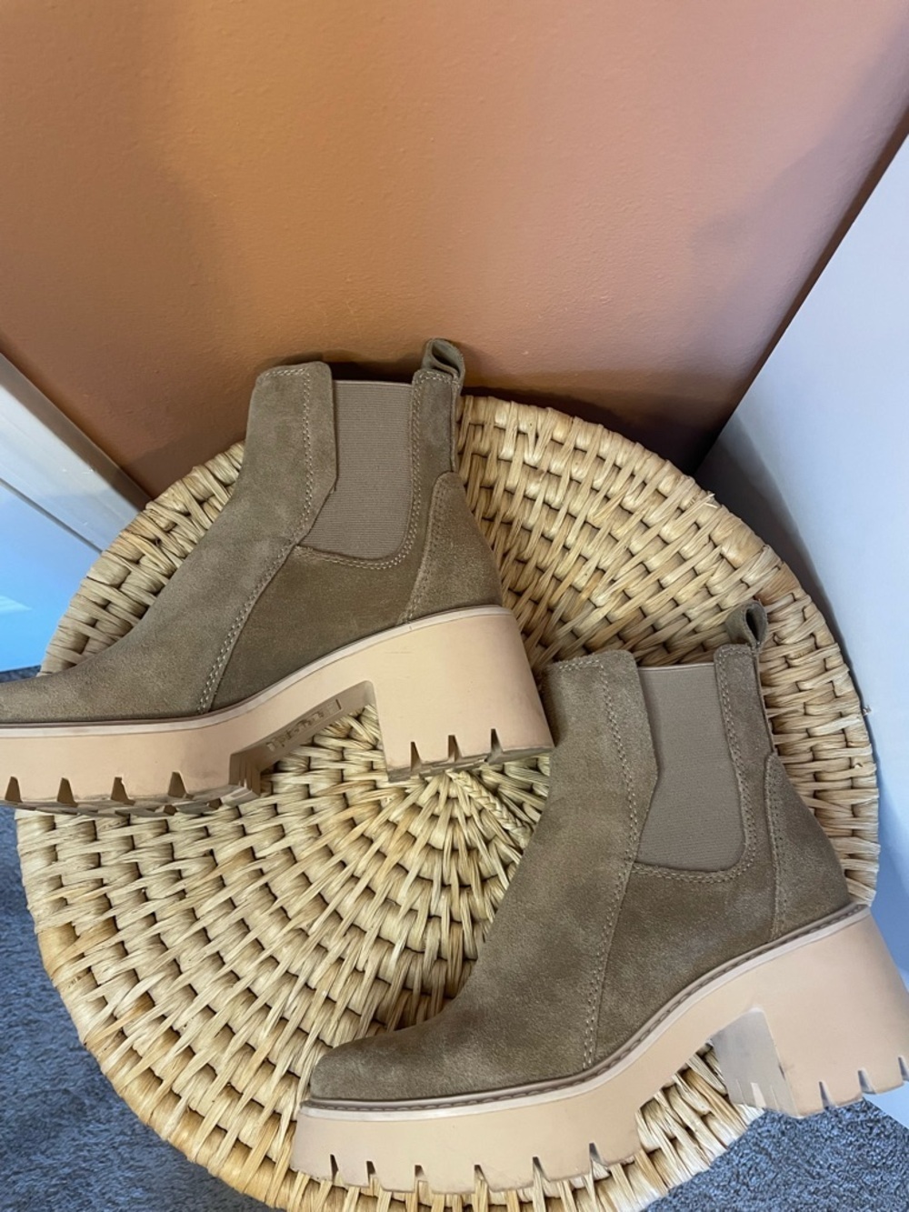 Dolce Vita Halina Chelsea Boots in Taupe Suede Women’s Size 6 - Picture 10 of 10